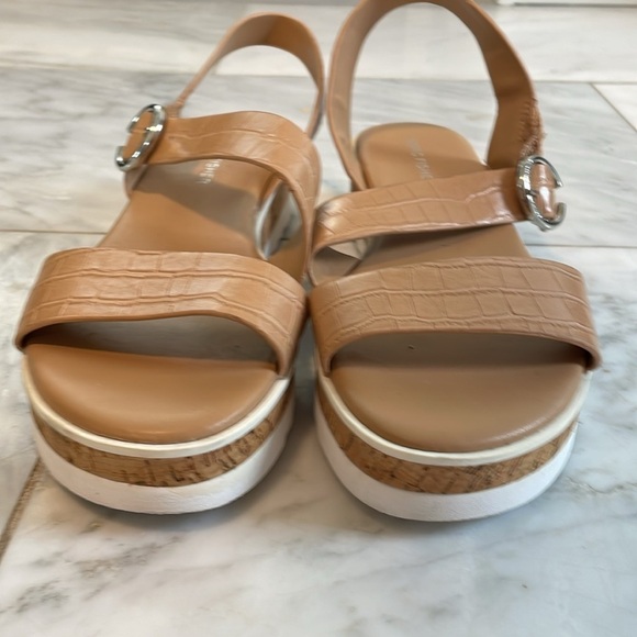 Marc Fisher women’s tan platform ankle strap sandals size 8.5 great condition - Picture 4 of 9